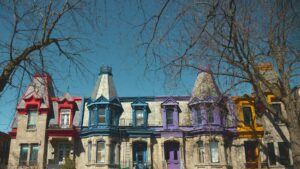 Maisons colorées typiques du Plateau, un exemple de quartier de Montréal à découvrir